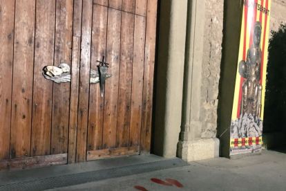 Petjades vermells per denunciar espais que sostenen la violència masclista