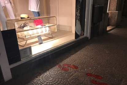 Petjades vermells per denunciar espais que sostenen la violència masclista