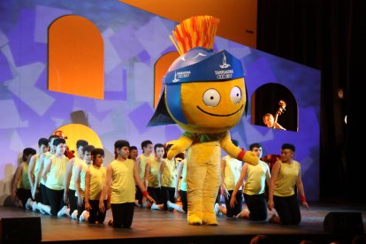 Tàrracus, la mascota dels Jocs Mediterranis Tarragona 2017, envoltada de membres de l'escola de dansa Montserrat, el 19 de maig del 2016