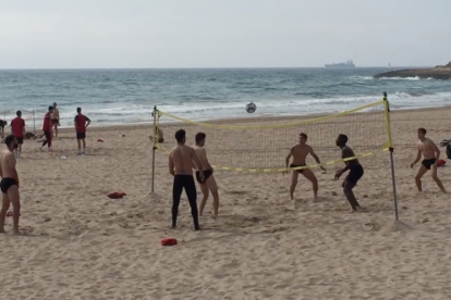 Entrenament distès dels jugadors de la Pobla a la platja