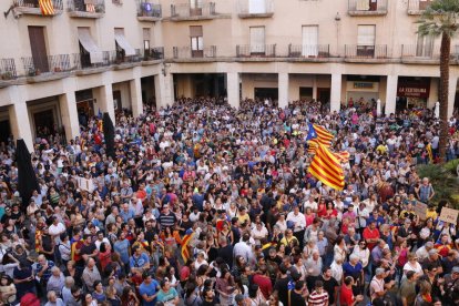 Unas 5.000 personas llenan hasta «de gom a goma» la plaza del Ayuntamiento de Tortosa