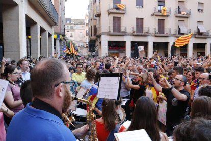 Unas 5.000 personas llenan la plaza del Ayuntamiento de Tortosa