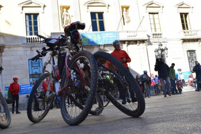Los ciclistas reclaman más seguridad y endurecimiento de las leyes