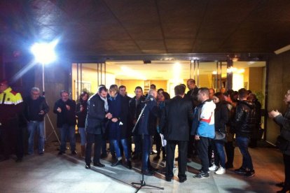 Unes 200 persones es concentren a la Pobla contra la mort de la seva veïna