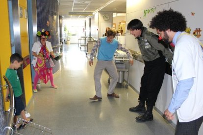 Personatges del Club Super 3 visiten els infants ingressats al Joan XXIII