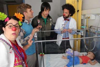 Personatges del Club Super 3 visiten els infants ingressats al Joan XXIII