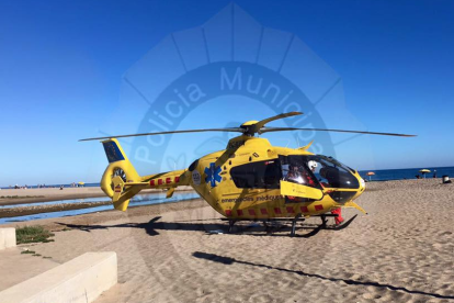 Reaniman a una persona con un paro cardiorrespiratorio en la playa