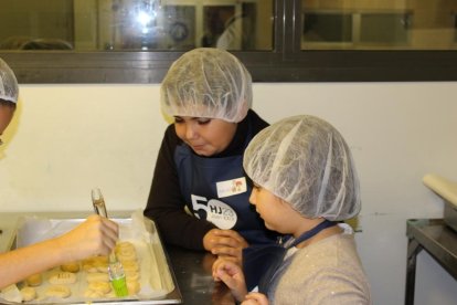 Veintisiete niños disfrutan de la cocina de la mano de los profesionales del sector del Joan XXIII
