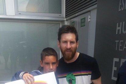 Messi, amb el nen de la Floresta que pateix Niemann-Pick