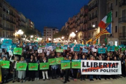 La plaça de la Font s'omple per reclamar la llibertat dels presos polítics