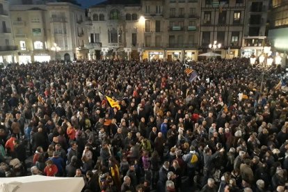 Milers de persones omplen els carrers de Tarragona i Reus per reclamar la llibertat dels presos polítics