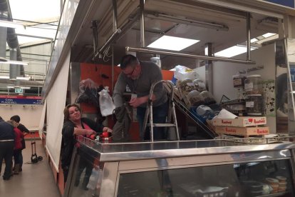 Los paradistas abandonan el entoldado provisional y preparan el nuevo Mercado