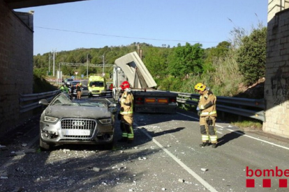Un ferit en caure una peça de formigó damunt del seu vehicle