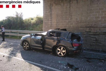 Un ferit en caure una peça de formigó damunt del seu vehicle