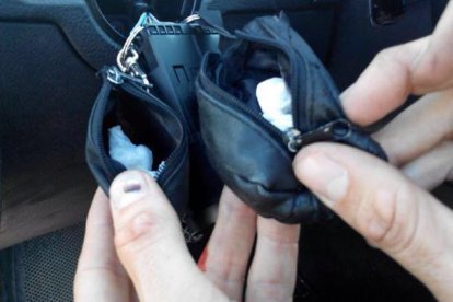 Detingut per amagar cocaïna en el tauler de comandament d'un cotxe