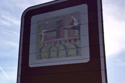 Destrossen i roben els cartells de l'adhesió de Reus a l'AMI instal·lats divendres