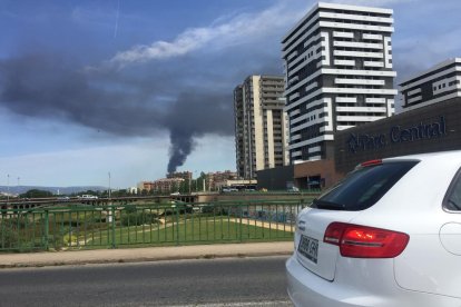 Emergències comunica que les fumeres negres poden durar hores