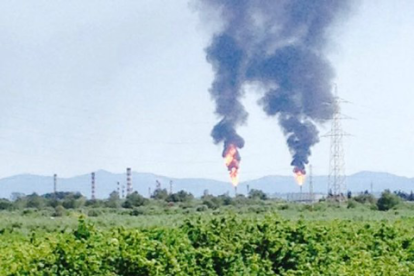 Emergències comunica que les fumeres negres poden durar hores