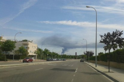 Emergències comunica que les fumeres negres poden durar hores