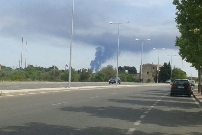 Emergències comunica que les fumeres negres poden durar hores