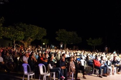 Nit festiva en la plaza Baranova de Tivissa para celebrar su 90º aniversario