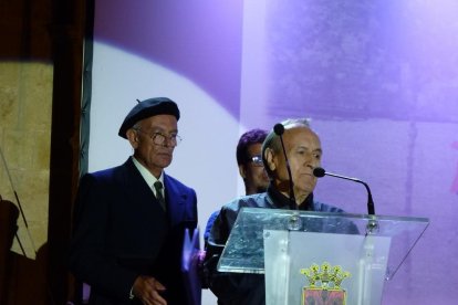 Nit festiva en la plaza Baranova de Tivissa para celebrar su 90º aniversario