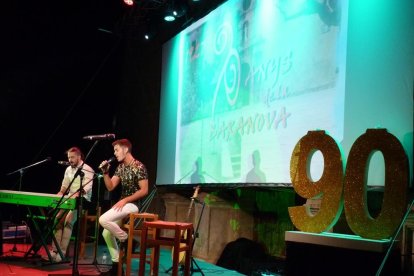 Nit festiva en la plaza Baranova de Tivissa para celebrar su 90º aniversario