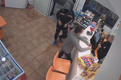 A presó per atracar a tres benzineres