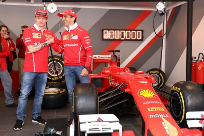 Räikkönen vive la emoción de su monoplaza a bordo del Red Force de Ferrari Land