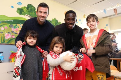 Els jugadors del Nàstic Manolo Martínez i Zahibo visiten Joan Xlll