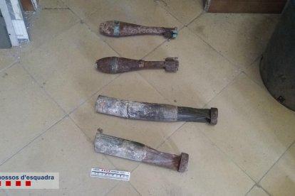 Una mujer se encuentra bombas y granadas de la Guerra Civil en una habitación en Valls