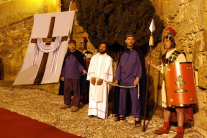 Un centenar d'altafullencs recreen el XVIIè Camí de la Creu