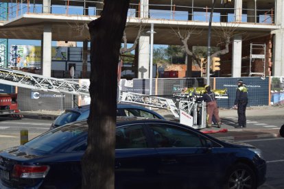 Se desmaya en un andamio a 25 metros de altura y tiene que ser evacuado por los Bomberos