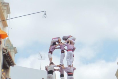 Els Castellers de Vilafranca descarreguen un nou 3de10fm a la plaça de la Vila de l'Arboç
