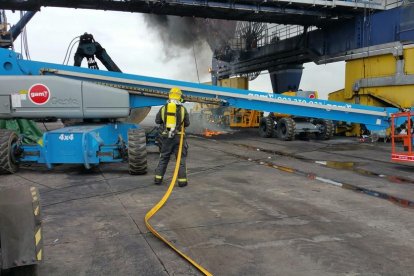 Cremen els baixos d'una grua al port de Tarragona