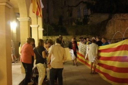 Concentración en Vallmoll contra el alcalde para no querer ceder espacios para el 1-O