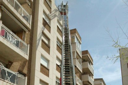 Retiran la chimenea que estaba a punto de caer de un bloque de pisos de Sant Pere i Sant Pau