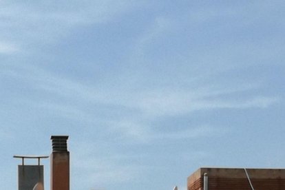 Retiran la chimenea que estaba a punto de caer de un bloque de pisos de Sant Pere i Sant Pau