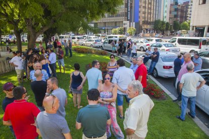 Los taxistas de Tarragona colapsan durante media hora la Imperial Tàrraco como protesta