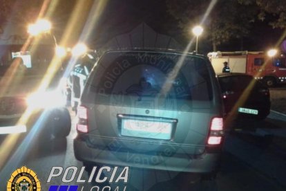 Una noia, ferida crítica en sortir projectada quan anava sobre el capó d'un cotxe al Vendrell