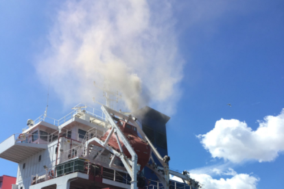 Incendio en el interior de un barco sin carga en el Muelle Navarra del Port de Tarragona