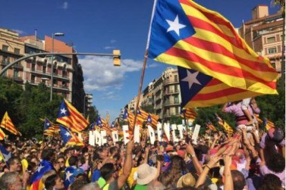 El centro de Barcelona se llena a una hora del inicio de la manifestación de la 'Diada del Sí'