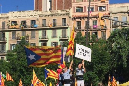 El centro de Barcelona se llena a una hora del inicio de la manifestación de la 'Festividad del Sí'