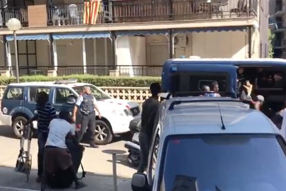Enfrentamiento entre Mossos y manteros en Salou.