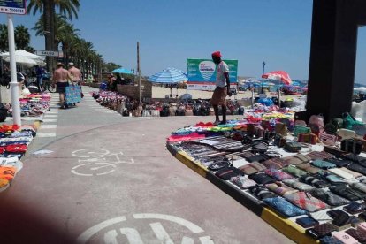 Los manteros agreden agentes de Mossos y golpean vehículos policiales en Salou