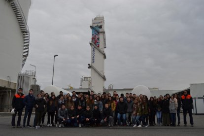 Estudiantes de Ingeniería Química de la ETSEQ visitan la planta de Messer en el Morell