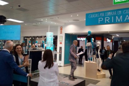 Colas para ser los primeros al entrar en el Primark de Tarragona