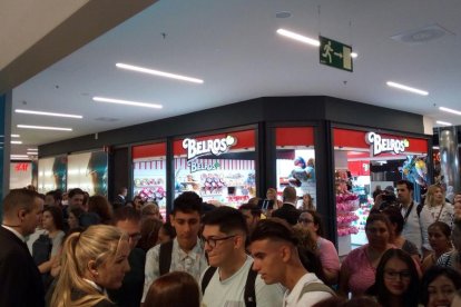 Colas para ser los primeros al entrar en el Primark de Tarragona