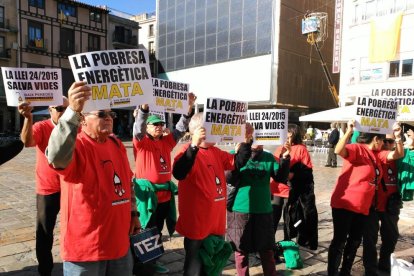 Griterío y tensión en el Mercado en una concentración de la PAH en rechazo al incendio mortal de Reus