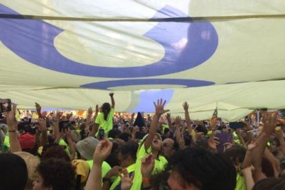 El groc florescent tenyeix la manifestació